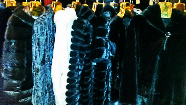 Шубы в магазине