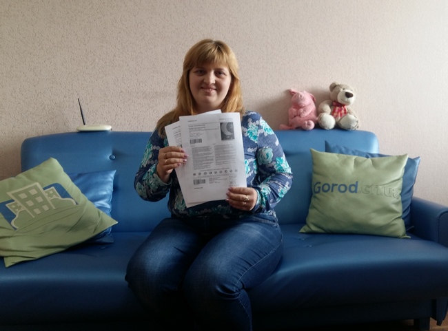 Татьяна Маткабулова в редакции сайта с билетом на спектакль «Прийде сіренький вовчок…»