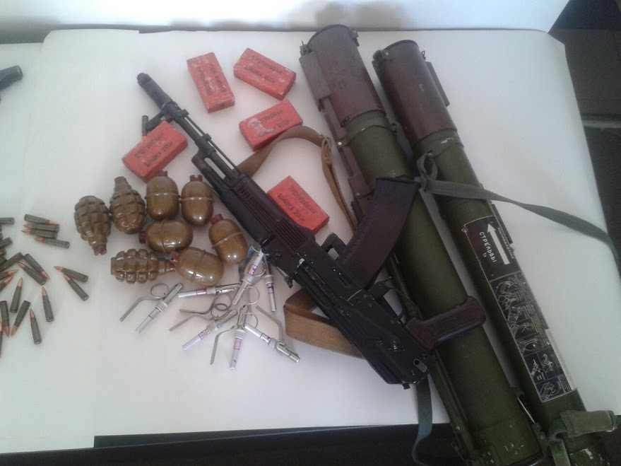 автоматы, пистолеты, гранаты. автоматы пистолеты гранаты ножи. набор армия "рация" 198. игровой набор наша игрушка военный m9118. граната ф1.