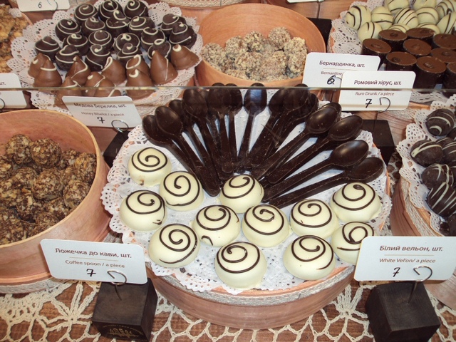 Шоколадні ложки, які можна їсти з кавою