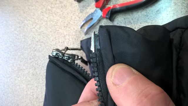 Починить молнию на куртке. Ремонт замка куртки нижней. Сломалась застежка на молнии. Замок на куртке. Чиним молнию на куртке.