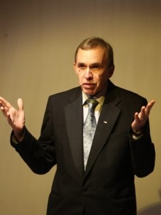 директор молодежного театра