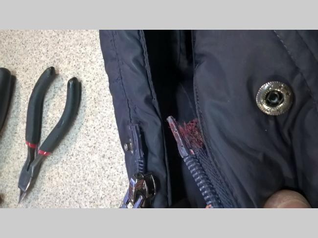 починить застежку молнию. как сделать замок куртки внизу трубочкой. лайфхак ремонт молнии на куртке. сломалась застежка на молнии куртки. починить молнию на куртке.